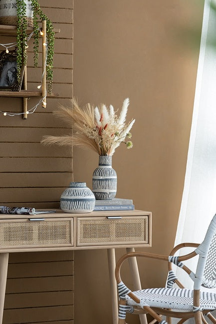 タンとブラックの陶器の花瓶