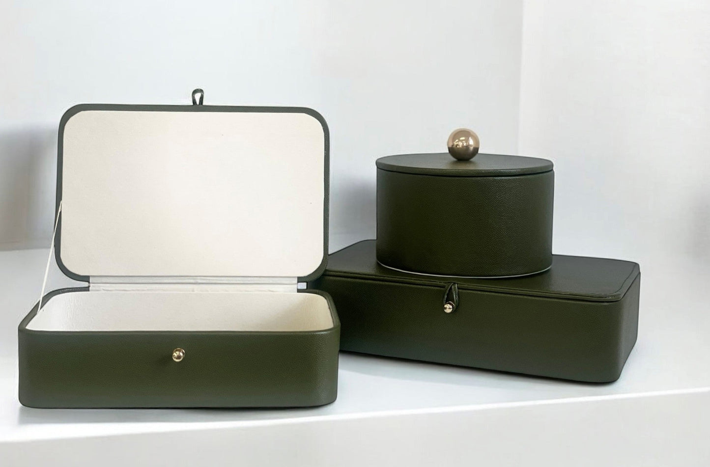 126Y  Moss Green Stitched W/Gold Decor Box Round 16X9