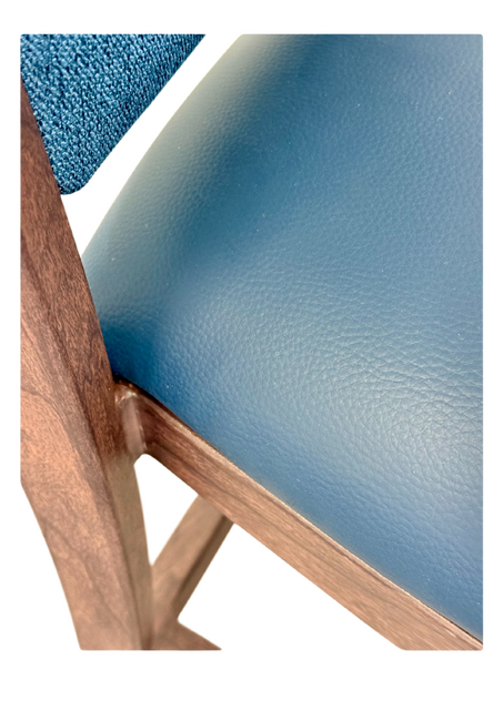 Hudson 吧椅。人造皮革座椅。靠背为蓝色织物
