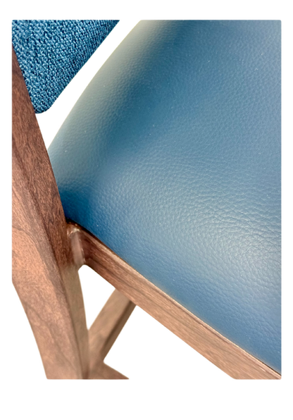 Hudson 吧椅。人造皮革座椅。靠背为蓝色织物