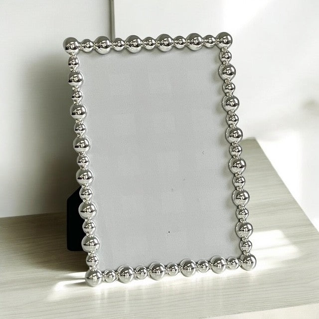 152L Abstract Silver Balls Frame 4 X 6"