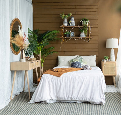 タンとブラックの陶器の花瓶