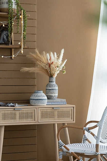 タンとブラックの陶器の花瓶