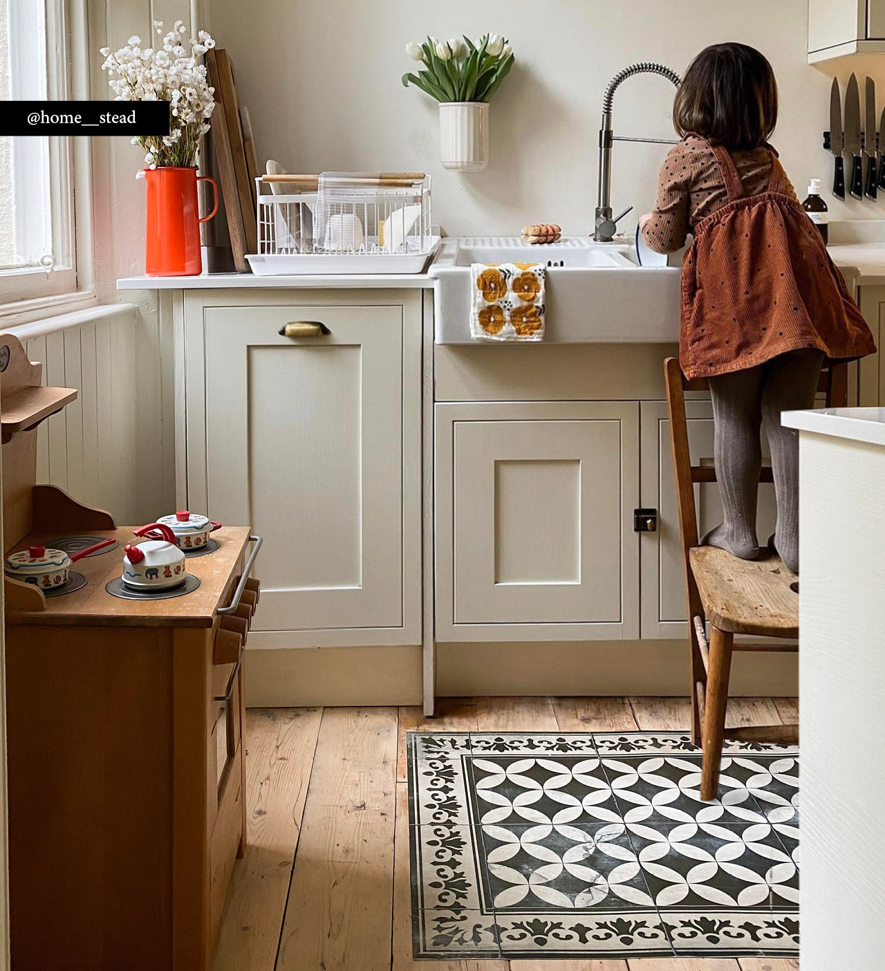 Sofi Classic vinyl rug in room