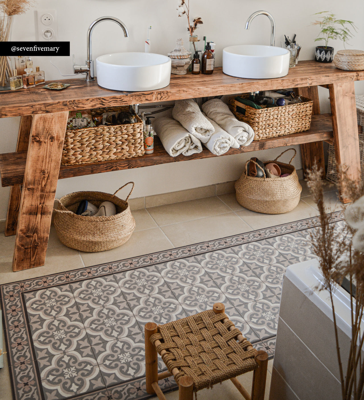 Noel Snowflake Concrete vinyl rug in interior