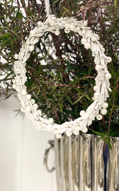 8P - Beaded Round Wreath White Pearls