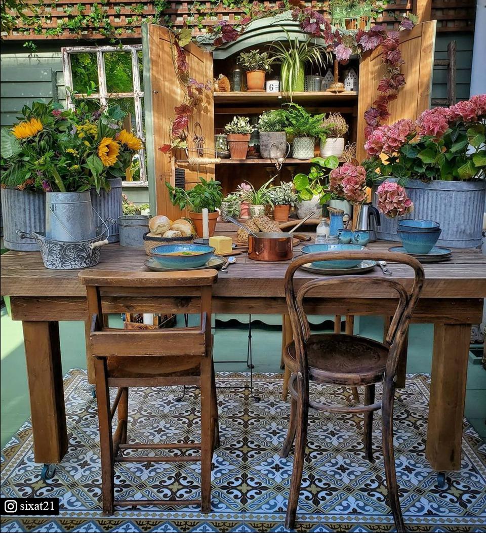 Flor de Lis Classic vinyl rug setting