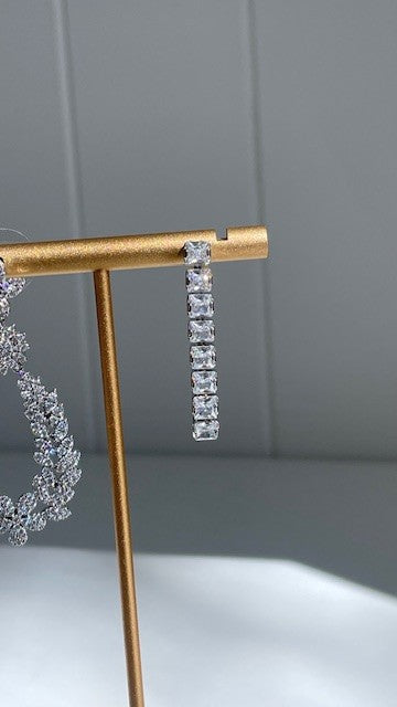 J8Sce 8 Crystal Silver Earring Set