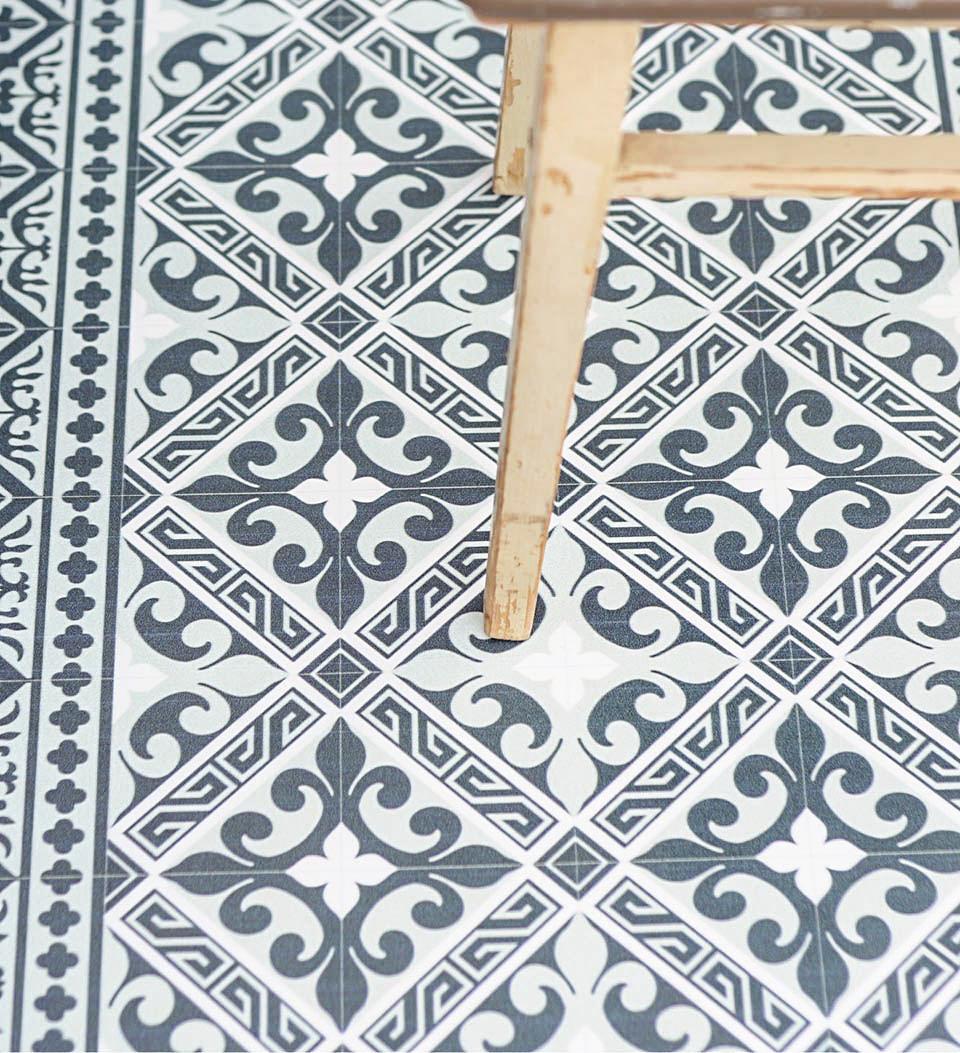 Flor de Lis Gray vinyl rug detail