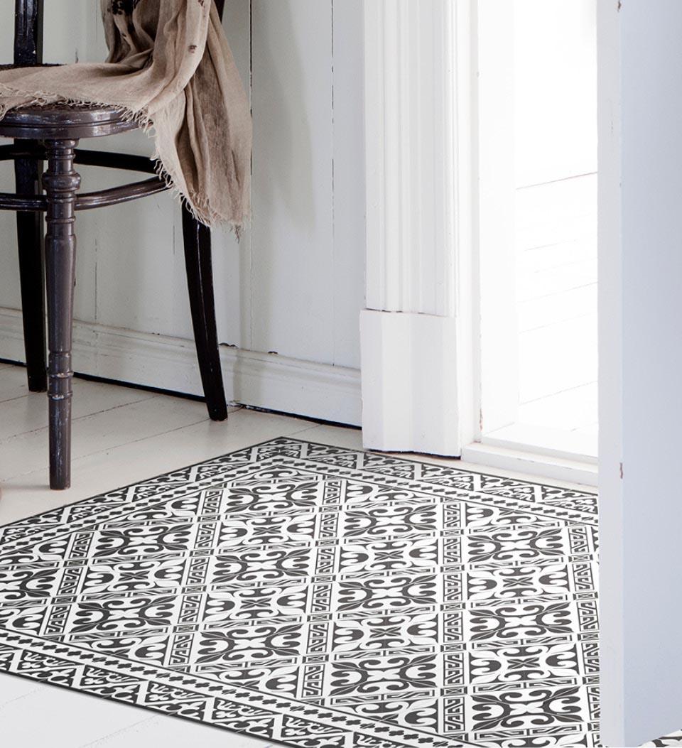 Flor de Lis Black & White vinyl rug detail