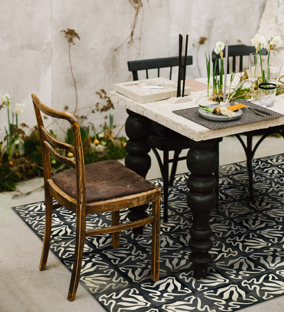 Borgo Lily Black & White Antique Vinyl Rug Lifestyle