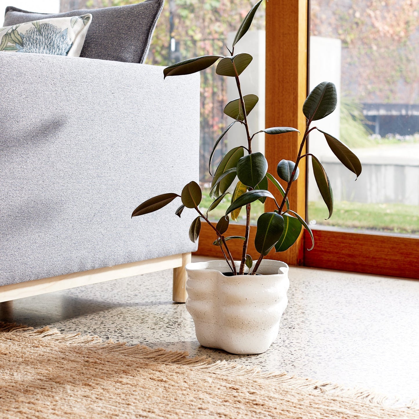 August Wavy Cream Planter
