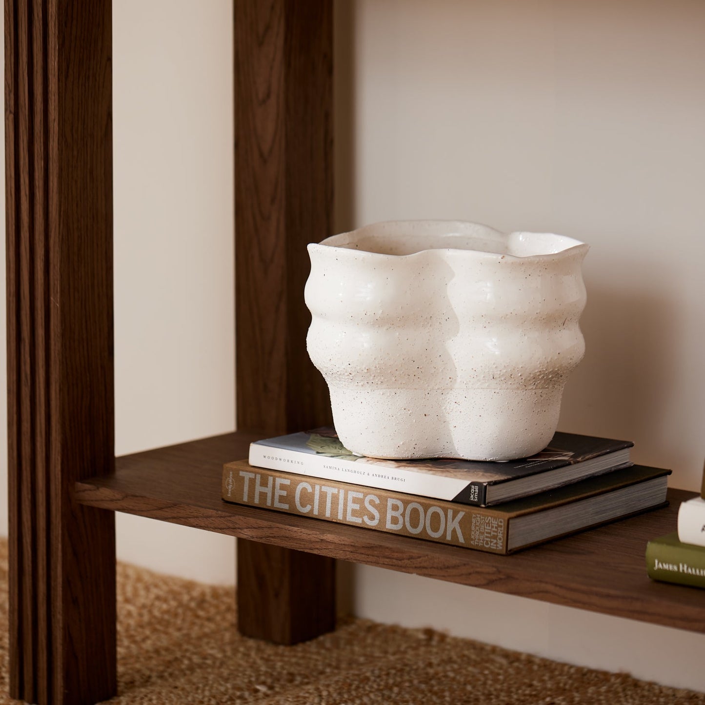 August Wavy Cream Planter