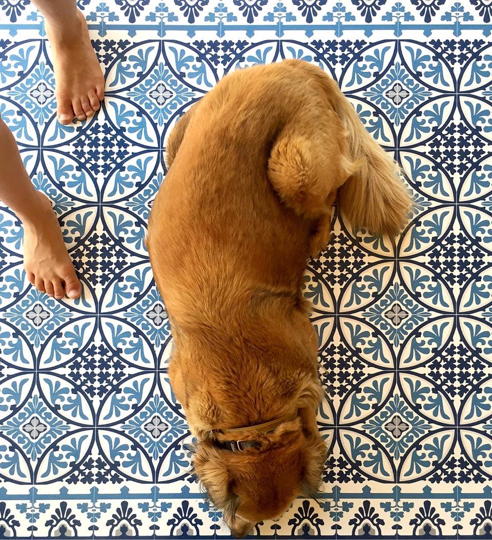 Barcelona Blue vinyl rug closeup