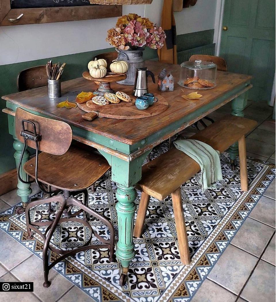 Flor de Lis Classic vinyl rug detail