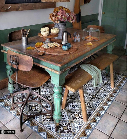 Flor de Lis Classic vinyl rug detail