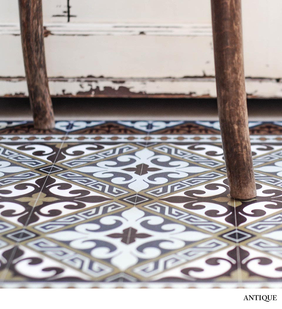 Flor de Lis Classic vinyl rug in room