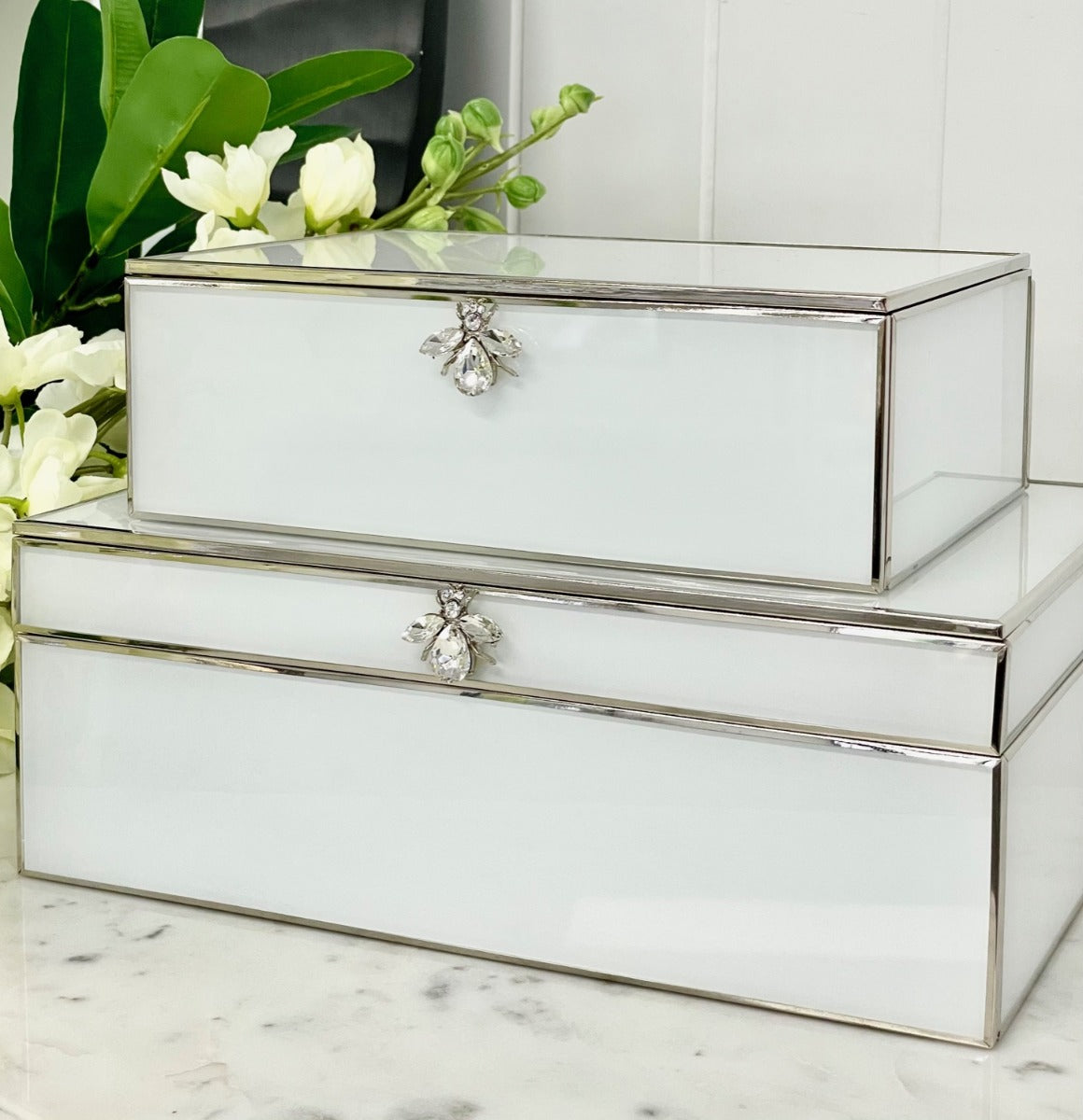 94Ksb - Glass Jewel Box Wht/Silver W/Bee Large