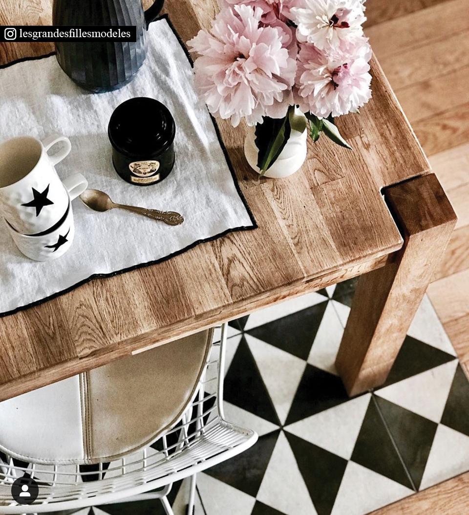 Borgo Black & White Antique Vinyl Rug Detailed