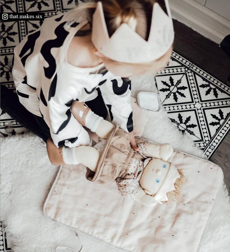 Snow vinyl rug lifestyle detail